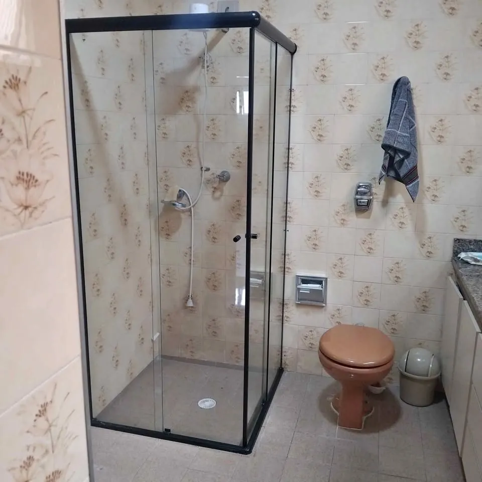 Box de canto em vidro incolor com perfil preto