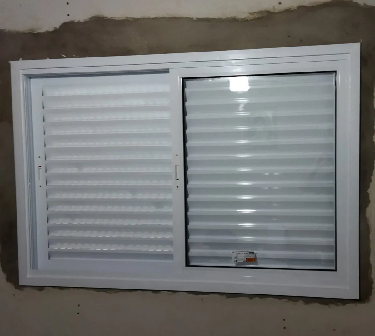 Janela de alumínio branco com palhetas e folha de vidro