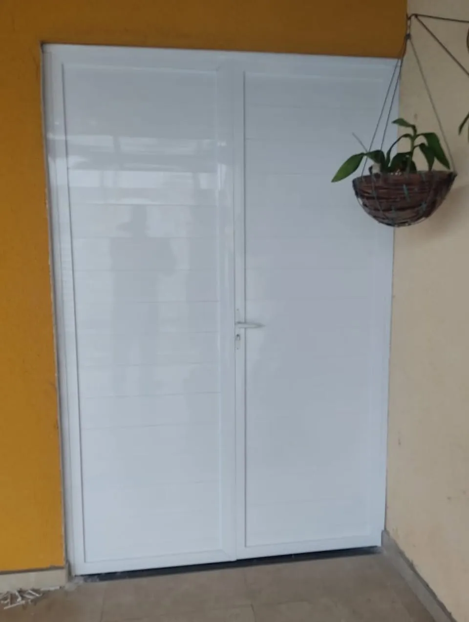 Porta de alumínio branco de duas folhas com lambril horizontal