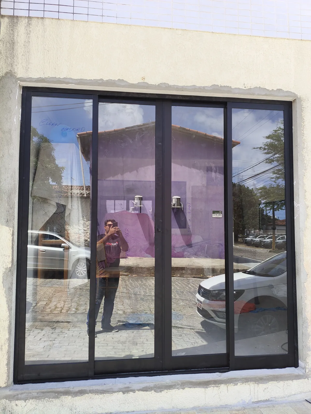 Porta de correr em alumínio e vidro com quatro folhas