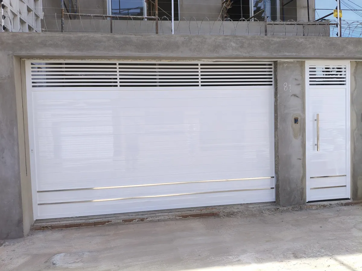 Portão de alumínio branco com portão social e frisos metálicos