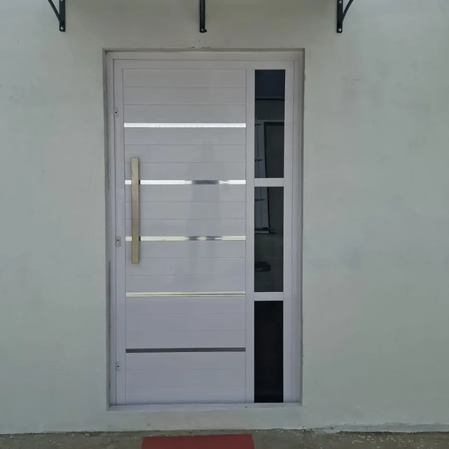 Porta de alumínio branco com frisos metálicos e puxador vertical